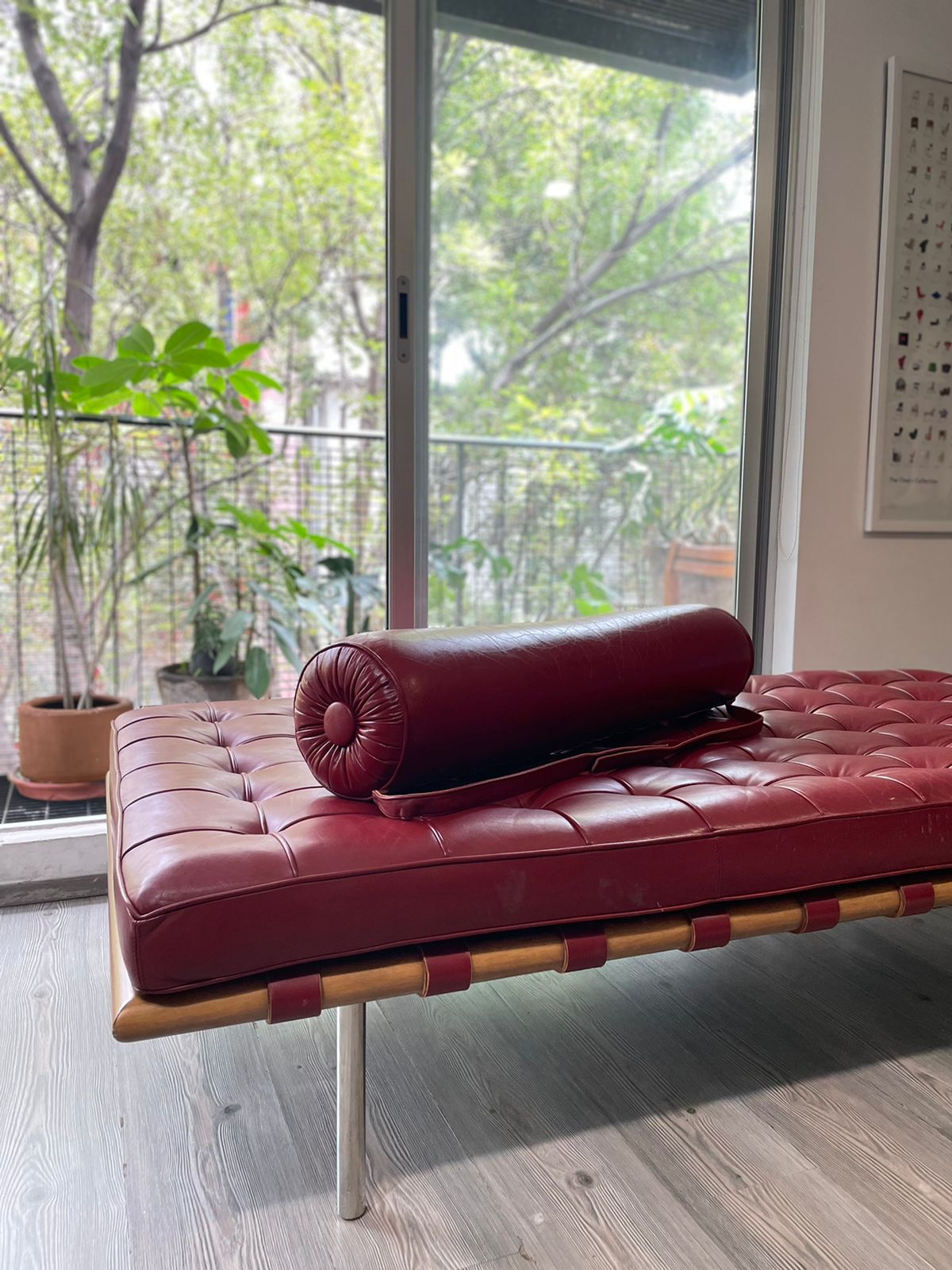 Barcelona Couch      Mies Van Der Rohe    Knoll