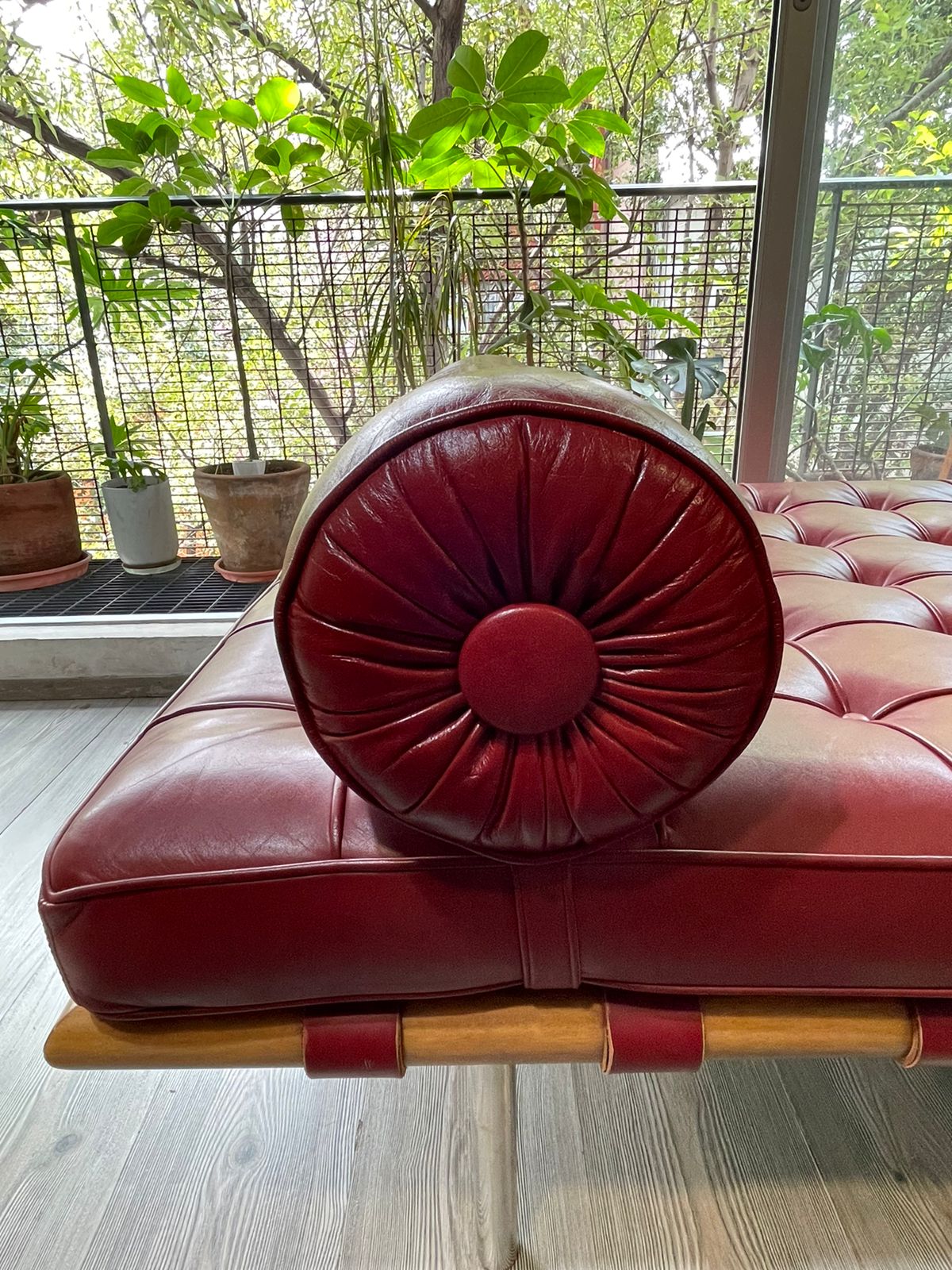 Barcelona Couch      Mies Van Der Rohe    Knoll