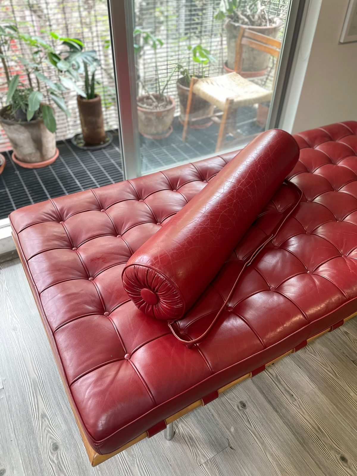 Barcelona Couch      Mies Van Der Rohe    Knoll