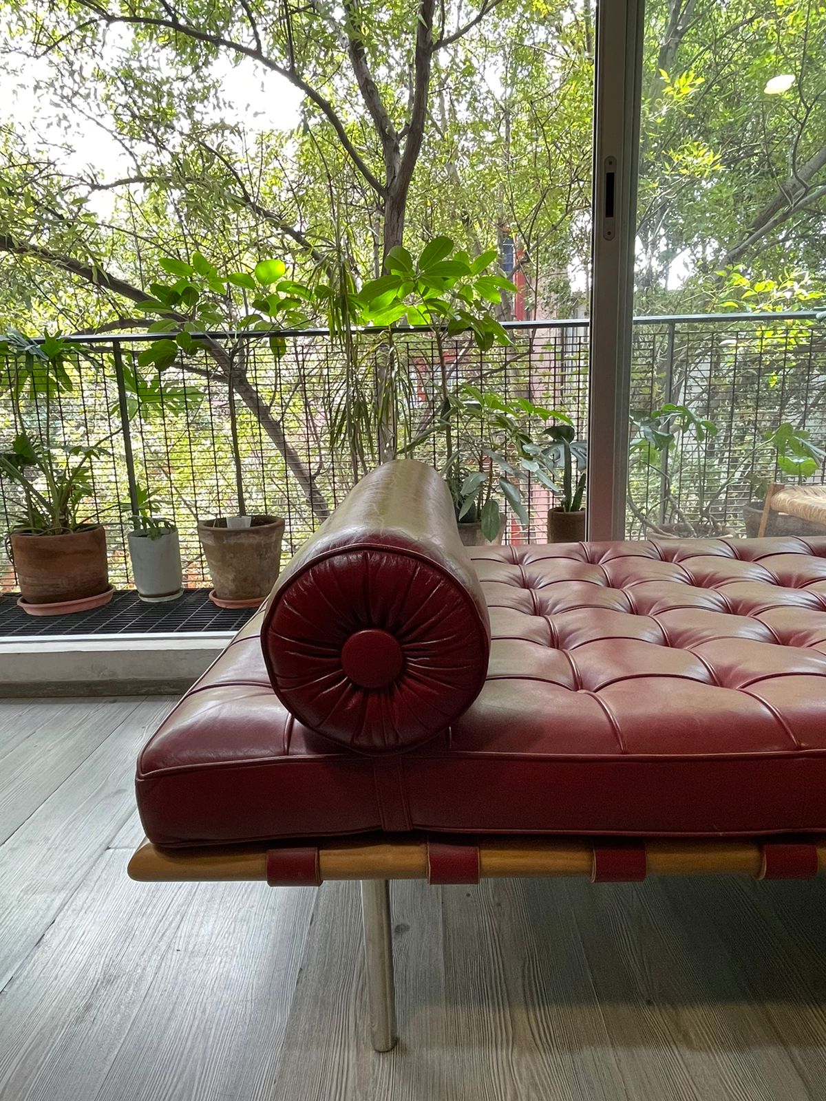 Barcelona Couch      Mies Van Der Rohe    Knoll